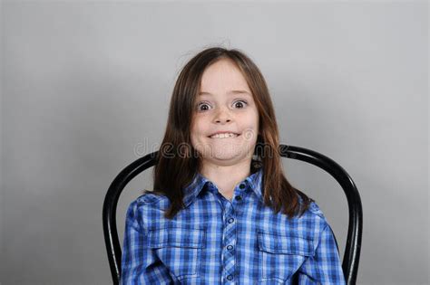 Verrücktes Mädchen Auf Rosa Hintergrund Junge Schöne Frau Mit Heller Verfassung Der Brunette