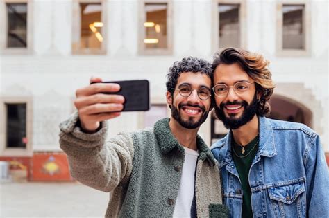 Feliz Pareja De Hombres Gay Tomando Una Foto Selfie Foto Premium