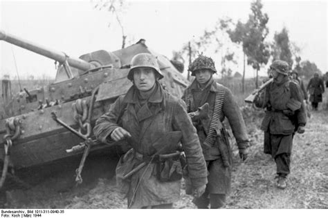 [Photo] German MG42 machine gun crew passing a wrecked Elefant tank ...