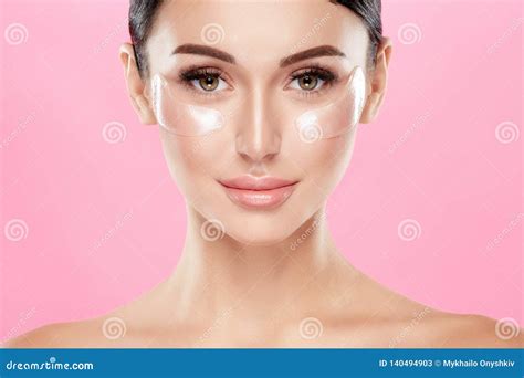 A Menina Atrativa Nude Compõe E Os Ombros Despidos No Fundo Do Estúdio Remendos Invisíveis