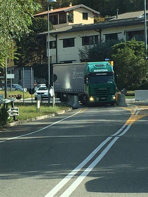 Viadotto Dei Lavatoi Il Tir Ci Passa Lo Stesso Spostate Le Barriere E