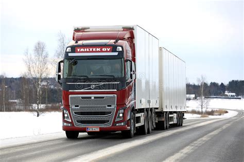 Camión Rojo Del Cargo De Volvo FH En El Camino Del Invierno Foto de