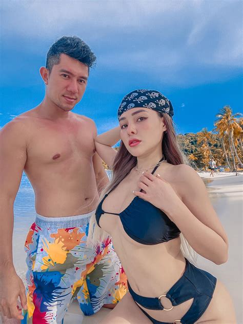 Ngân 98 khoe vòng một bị o ép trong chiếc bikini bé tẹo Saostar vn