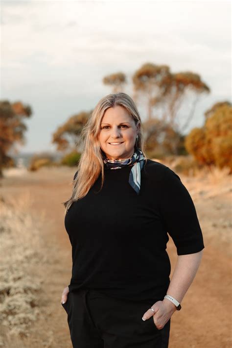 Melanie Clarke – Costello&Co