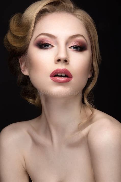 Portret Van Een Mooie Blonde Vrouw In Het Beeld Van De Bruid Het Gezicht Van De Schoonheid Stock