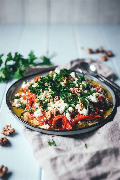 Gerösteter Auberginen Paprika Salat mit Walnüssen und Feta Rezept in