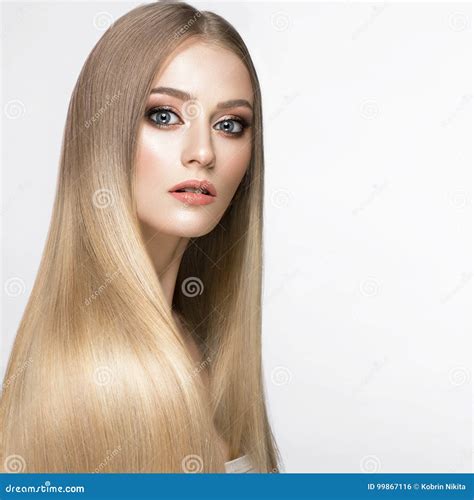 Belle Fille Blonde Avec Des Cheveux Parfaitement Lisses Et Maquillage Classique Visage De