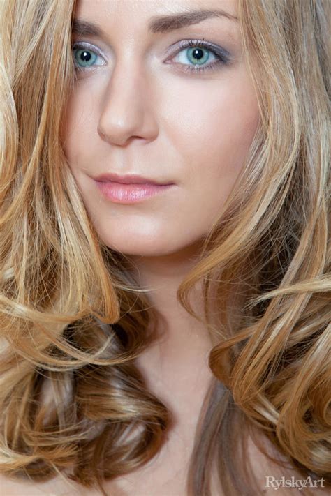 Creamy Nude Blonde In Dark Stockings Displa XXX Dessert Picture