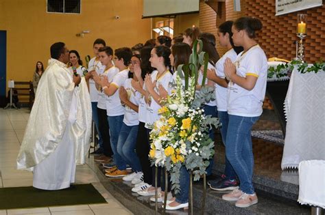 Crianças e adolescentes recebem a Primeira Eucaristia Diocese De Amparo