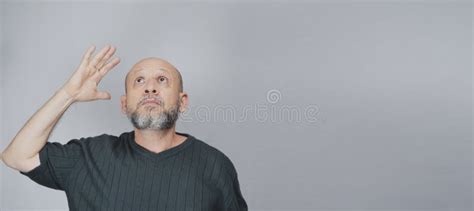 Portrait De L Homme Mature Debout Sur Fond Blanc Homme Barbu Chauve Faisant Des Gestes Photo