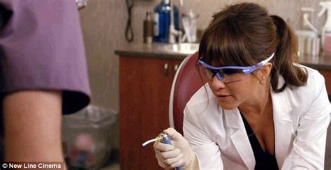 Jennifer Aniston Aparece Morena E De Lingerie Em Fotos De Quero Matar Meu Chefe V Rgula