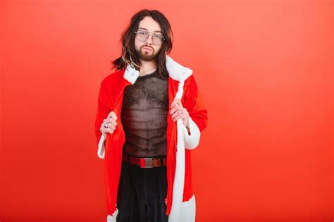 Fiesta gay de año nuevo un hombre gay con traje de papá noel igualdad comunidad lgbt Foto Premium