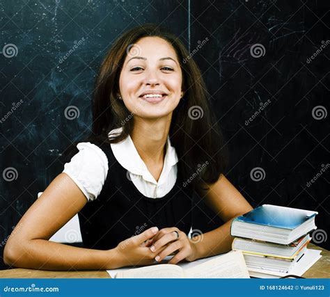 Retrato De Um Feliz Estudante Adolescente De Verdade Na Sala De Aula No