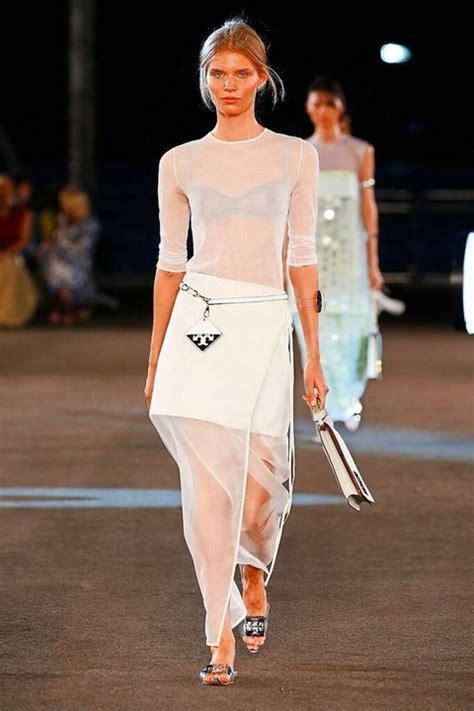 Viel Haut Viel Stil So L Sst Sich Das Naked Dress Stylen Panorama Badische Zeitung