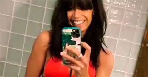 Jenny Powell Shows Off Incredibly Toned Abs In Bold Neon Bikini