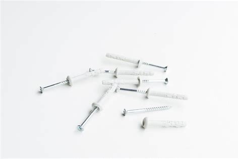 Какой дюбель в стену лучше закрепить