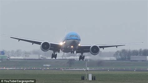 Footage Shows Planes Battling Crosswinds At Schiphol Daily Mail Online