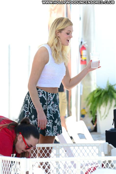 Erin Heatherton Posing Hot Celebrity Candids Beautiful Upskirt Babe