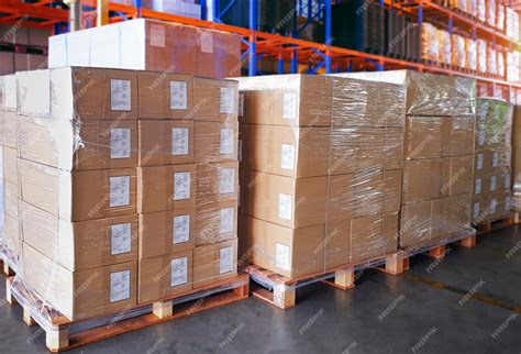 Cajas De Embalaje Envueltas En Plástico Apiladas En Palets Bodega De