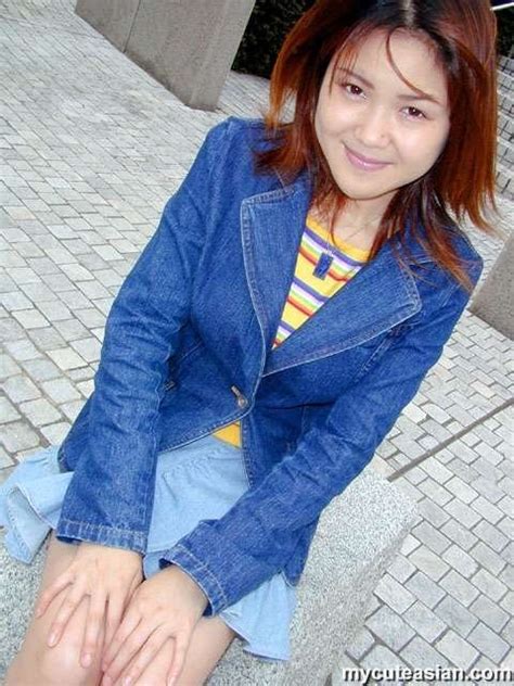 Asian Amat Shows Her Pussy Outdoor