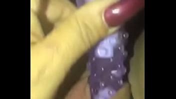 A más le gusta descubrir quién es esta latina sexy y gruesa