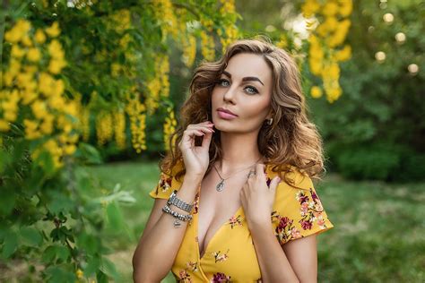 Обои women blonde portrait necklace women outdoors pink lipstick pink nails yellow dress