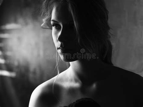 Femme Nue Blonde Sensuelle Photo Stock Image Du Modeste 13564864