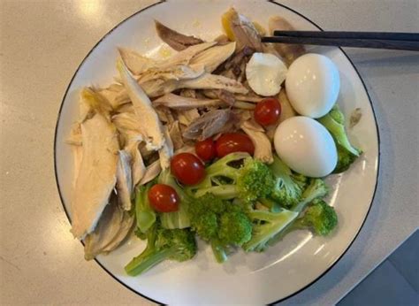 H Hen Niê diện bikini siêu nhỏ giữa tuyết trắng Phần Lan khoe body cực