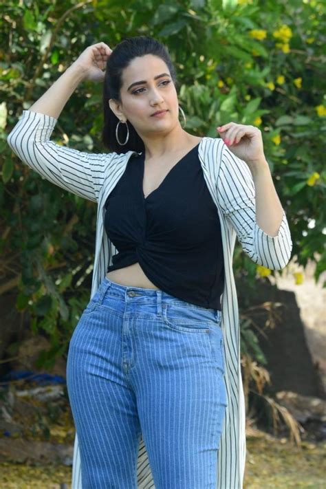 Anchor Manjusha Hot Stills TeluguBulletin