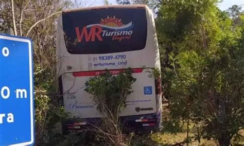 Ônibus de turismo perde freio e invade terreno na Serra do Cipó