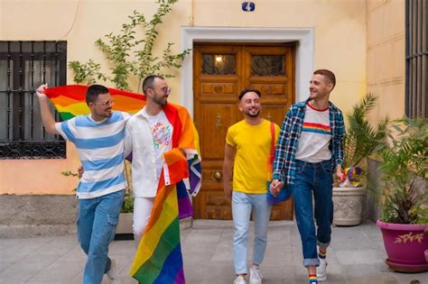 Retrato Do Conceito Lgbt De Amigos Gays Se Divertindo Na Festa Do Orgulho Gay Diversidade De