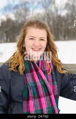 Teenager Mädchen im Bikini tragen Zahnspangen Stockfotografie Alamy
