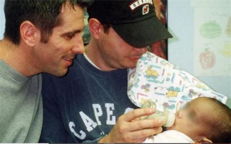 Pareja gay encuentra un bebé abandonado en el metro de Nueva York y ahora es su hijo Anodis