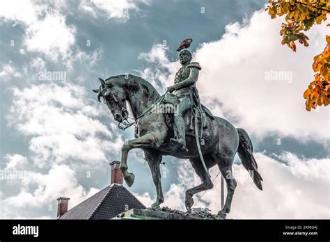 Estatua Ecuestre Del Rey Guillermo Ii En El Buitenhof Es En Este Lugar