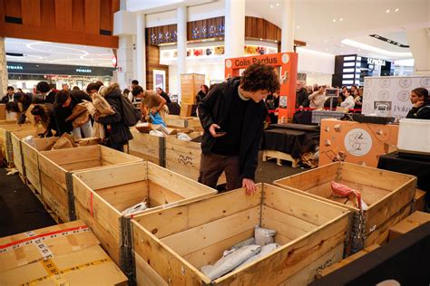 Al Carosello di Carugate la vendita alla cieca dei pacchi smarriti