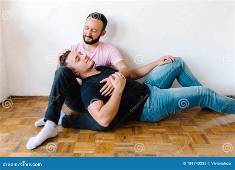 Pareja Gay En Casa Imagen De Archivo Imagen De Sentada