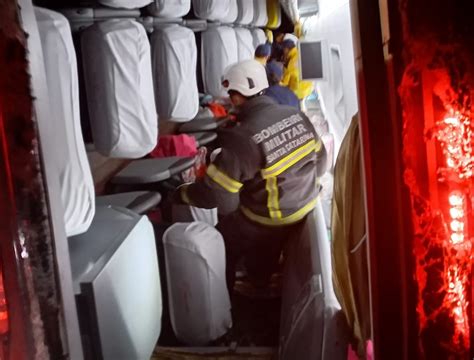 Ônibus tomba e passageiros feridos são retirados uso de cabo após