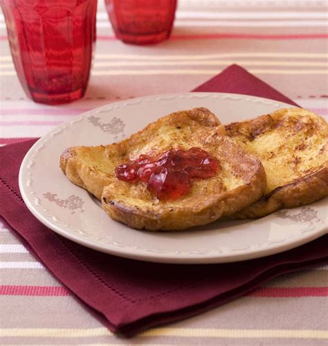 Brioche perdue à la confiture de fruits rouges comme un pain perdu