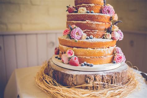 La Wedding Cake Si Spoglia La Nuova Tendenza Naked Sposi Magazine