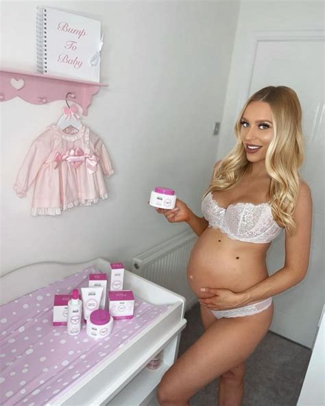 Pregnant Model Megan Christie Showed Sexy Pics In A Bikini And Lingerie
