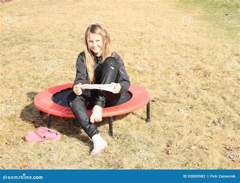 Fille Blonde Prenant Des Chaussettes Sur Le Trempoline Photo Stock Image Du Divertissement
