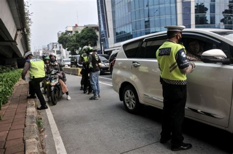 Foto Tilang Manual Kembali Diberlakukan Di Jakarta Pemotor Banyak