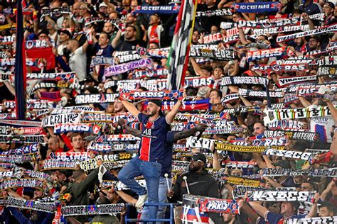 Foot La Tribune Auteuil Suspendue Apr S Des Chants Homophobes