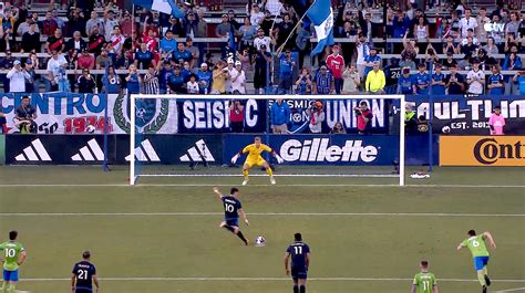 Cristian Espinoza no perdona y vence al portero desde el manchón penal