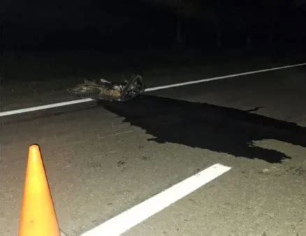 Violenta colisión entre un auto y una moto deja un trágico saldo