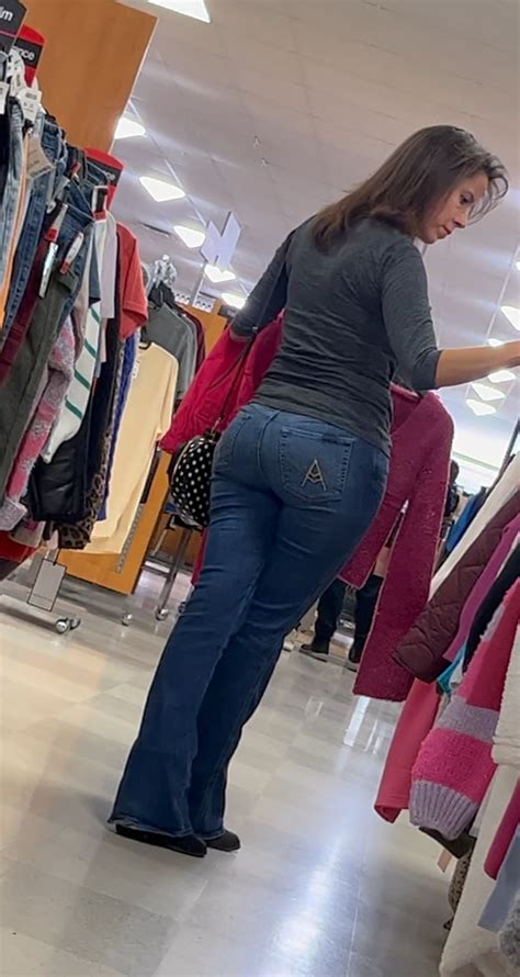 PERFECT LATINA MILF ASS IN JEANS Tight Jeans Forum
