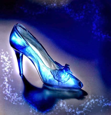 Zapatilla De Cenicienta Animado Su Zapatilla De Cristal Su Corona Su