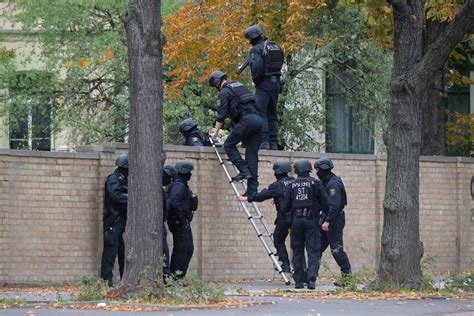 Bilderstrecke Zu Anschlag In Halle T Ter Wurde Von Der Polizei