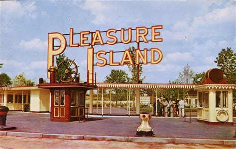 Pleasure Island Entrance, Wakefield, Mass. | Wakefield, Boston pictures ...