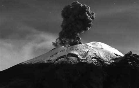 VIDEO Registran impresionante explosión del volcán Popocatépetl por la